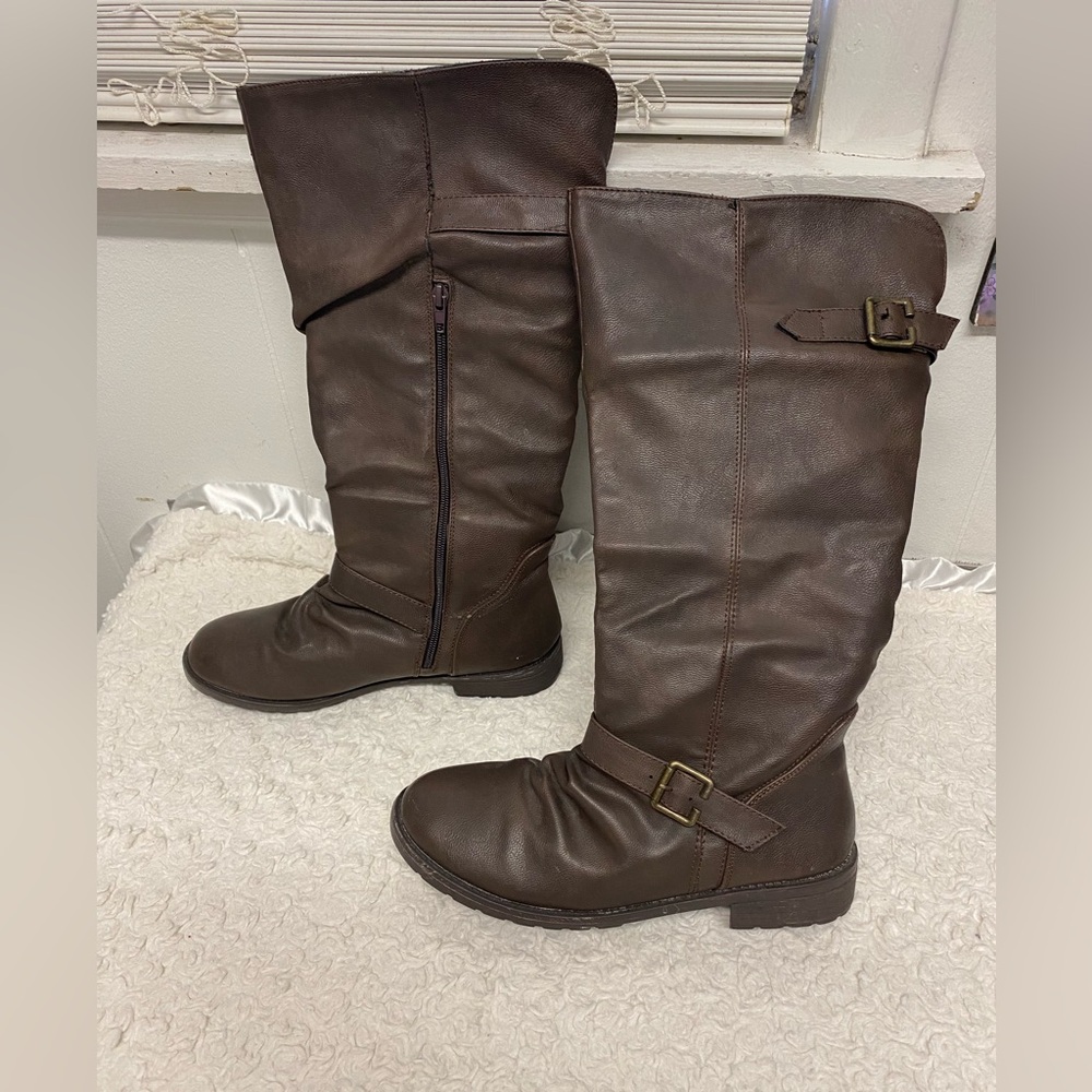Rue 21 Light Brown Faux Leather Knee Buckle Strap Zip Boots women’s L 8-9